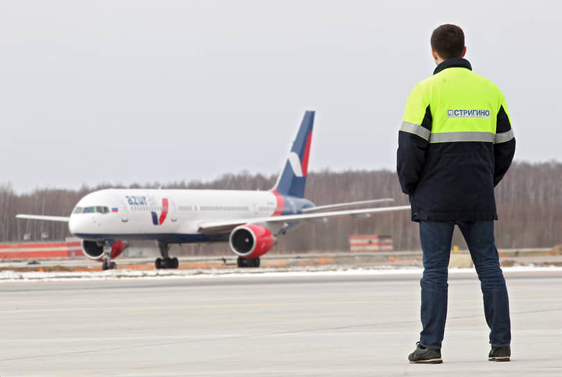 Самолет авиакомпании Azur Air на взлетной полосе