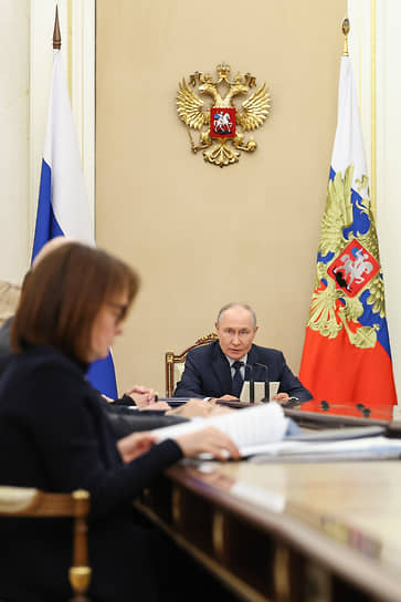 Владимир Путин построил свое выступление на неоправдавшемся прогнозе Центробанка (слева — глава ЦБ Эльвира Набиуллина)