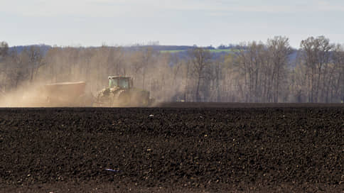 Тракторы буксуют на конвейере // Производство сельхозтехники в первом квартале упало на 36,8%