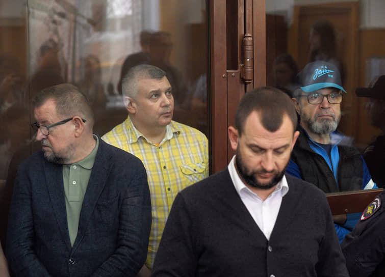 Бывший начальник регионального ГУ МВД России по Санкт-Петербургу и Ленинградской области Сергей Умнов (слева), бывший начальник УГИБДД ГУ МВД России по Санкт-Петербургу и Ленинградской области Алексей Семенов (второй слева) и бывший заместитель начальника ГУ МВД России по Санкт-Петербургу и Ленинградской области Иван Абакумов (справа)