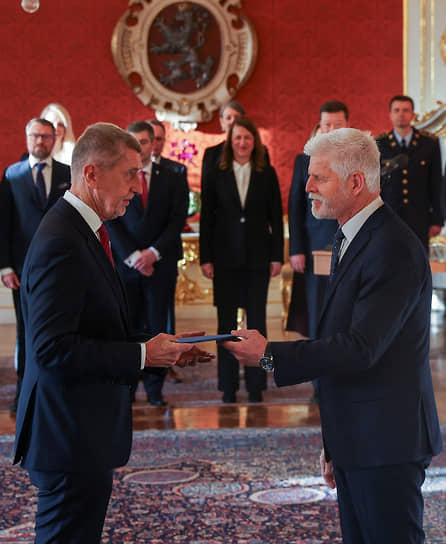 Президент Чехии Петр Павел (справа) и премьер Андрей Бабиш (слева)