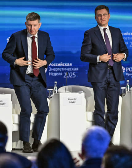 Вице-премьер Александр Новак (справа) и глава Минэкономики Максим Решетников собираются выслушать предложения ведомств по обновлению ОКВЭД