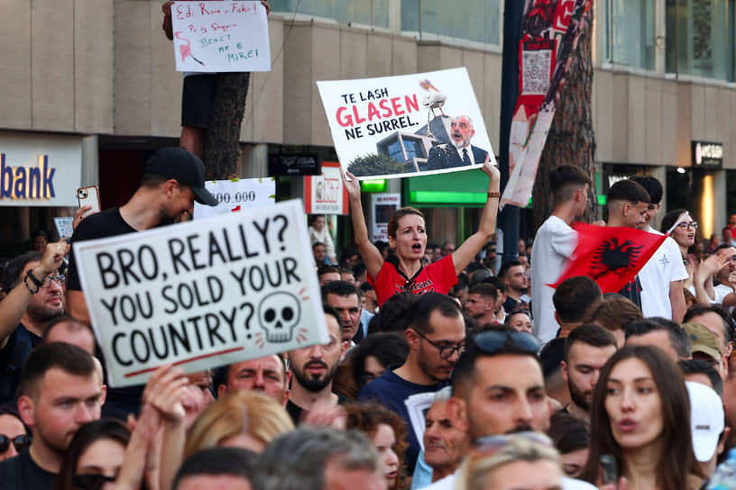 Участники протестов в Албании