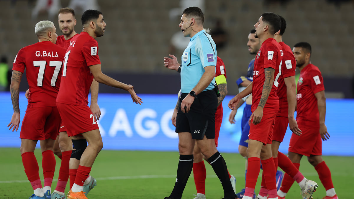 Судья объяснился на пальцах // FIFA не усмотрела в действиях рефери Шона Эванса признаков расизма