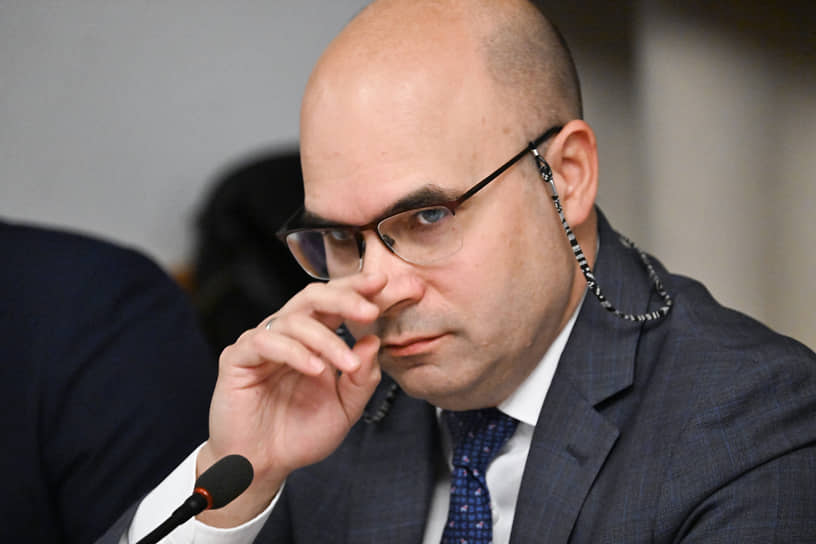 ЦБ обещает внимательно следить за динамикой цен, в том числе на топливо, в июле и далее (на фото — зампред Банка России Алексей Заботкин) 