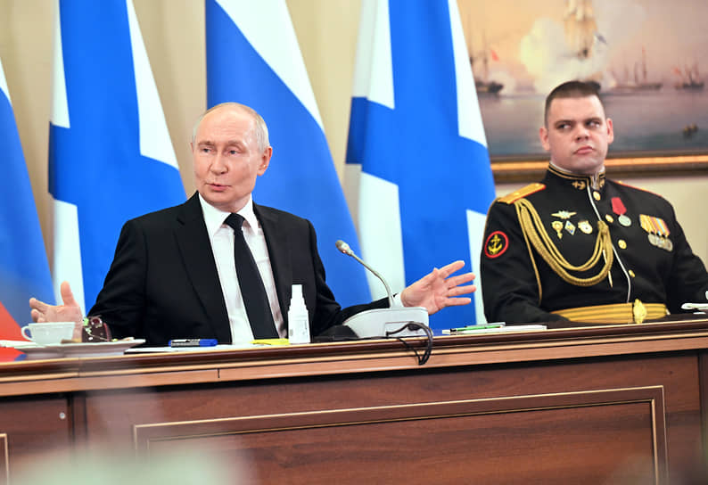 Владимир Путин на церемонии чаепития с награжденными моряками 