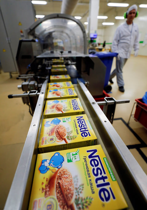 В российском офисе Nestle заявляют, что фабрики компании продолжают работу в России 
