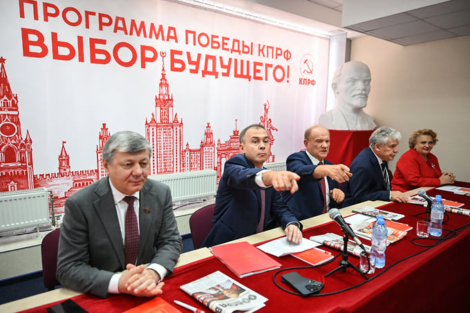 Слева направо: первый заместитель председателя  комитета ГД России по международным делам Дмитрий Новиков, первый заместитель комитета ГД России по безопасности и противодействию коррупции Юрий Афонин и лидер КПРФ, руководитель фракции КПРФ в ГД России Геннадий Зюганов 