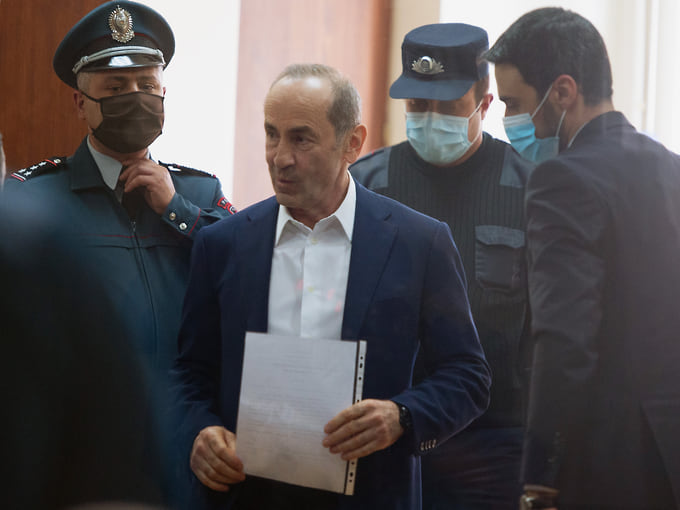 Экс-президенту подобрали статьи
