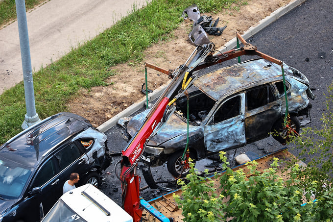 Последствия взрыва автомобиля у жилого многоквартирного дома в Балашихе в июне 2026 года