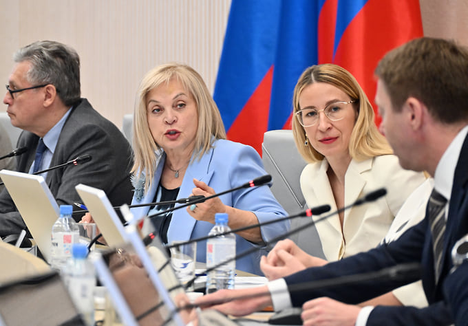 Председатель ЦИК России Элла Памфилова (вторая слева) и секретарь ЦИК России Наталья Бударина (вторая справа) перед началом жеребьевки
