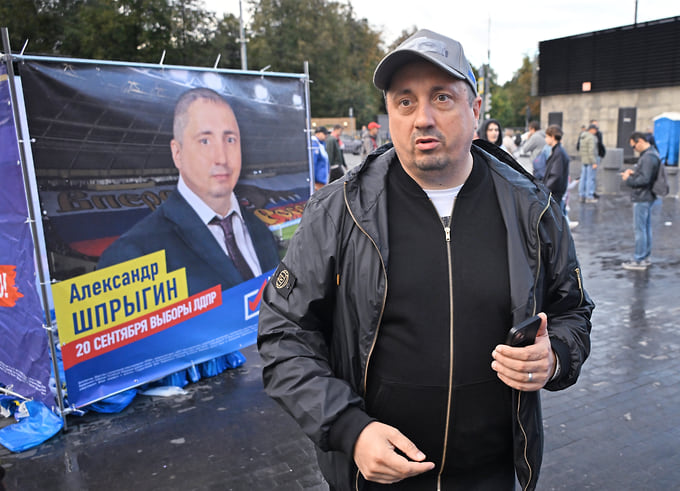 Кандидат Александр Шпрыгин един в двух лицах: футбольным фанатам он известен как Каманча, а соратникам по ЛДПР — как уже достаточно опытный политик