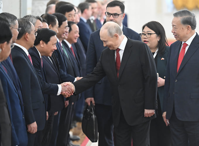 Перед началом переговоров товарищи Путин и То Лам обошли строй почетных официальных лиц