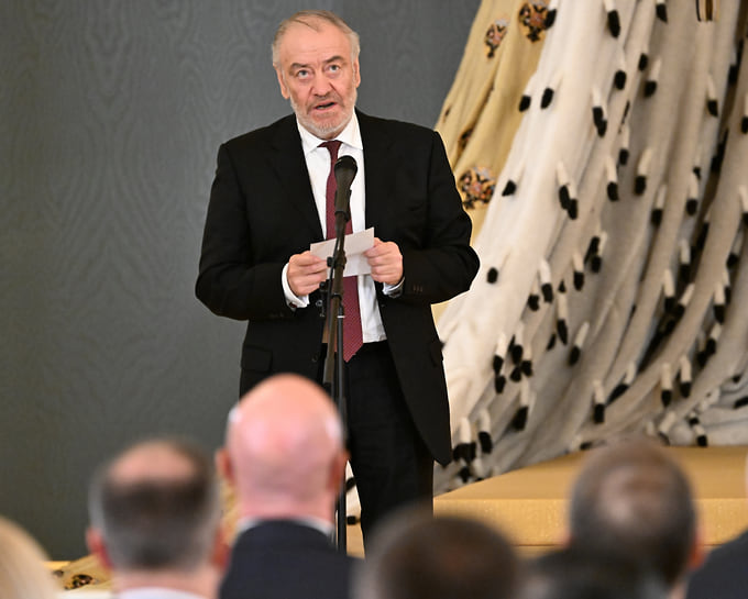Дирижер Валерий Гергиев расправил плечи и смятую бумажку