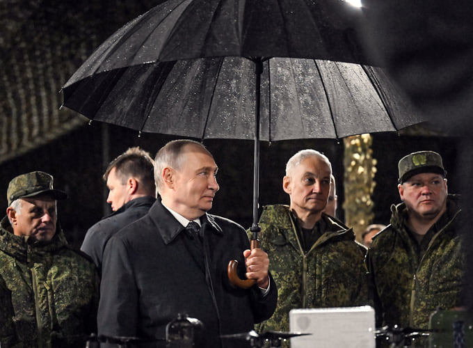Владимир Путин раскрыл над собой зонтик. Это был не ядерный зонтик