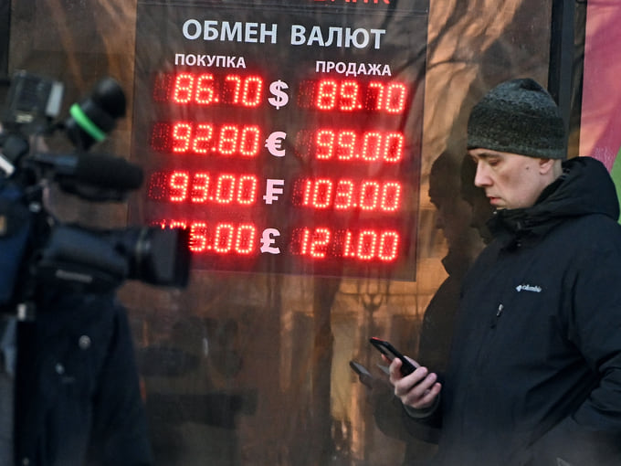Минфин поддержал доллар
