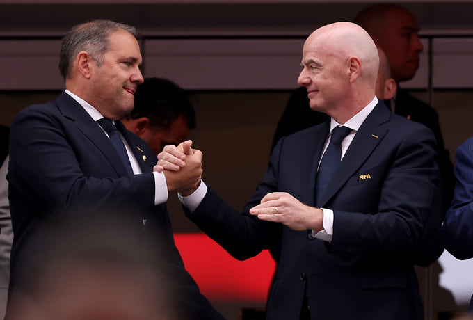 Отказ Виктора Монтальяни (слева) баллотироваться на пост президента FIFA оставляет оппонентам Джанни Инфантино чуть больше месяца на поиски единого кандидата