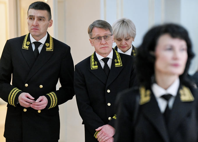 Кандидат на должность заместителя председателя Верховного Суда Олег Нефедов, кандидаты на должности судей Верховного Суда РФ Эдуард Каминский, Лариса Шеломанская, Любовь Бессчасная (слева направо) перед началом заседания Совета Федерации