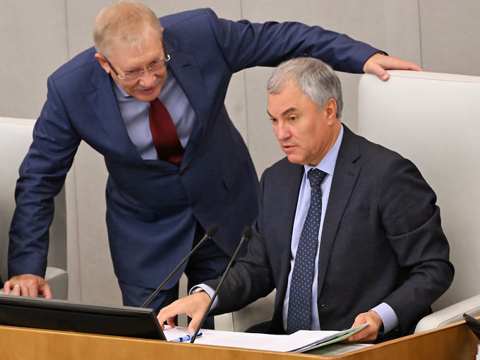 Председатель комитета Госдумы по контролю Олег Морозов (слева) и председатель Госдумы Вячеслав Володин