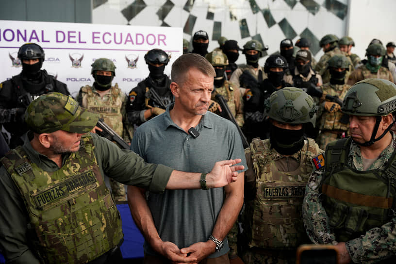 Основатель американской ЧВК Blackwater Эрик Принс (в центре)