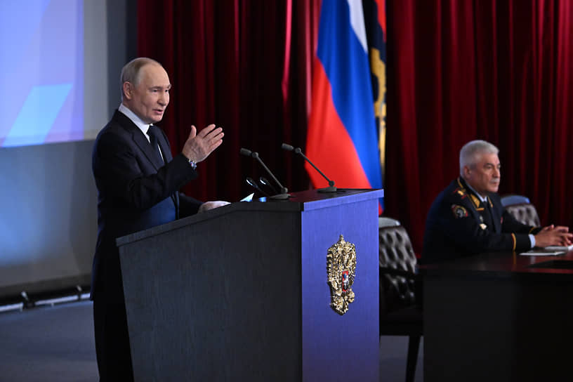 Президент России Владимир Путин (слева) и министр внутренних дел России Владимир Колокольцев