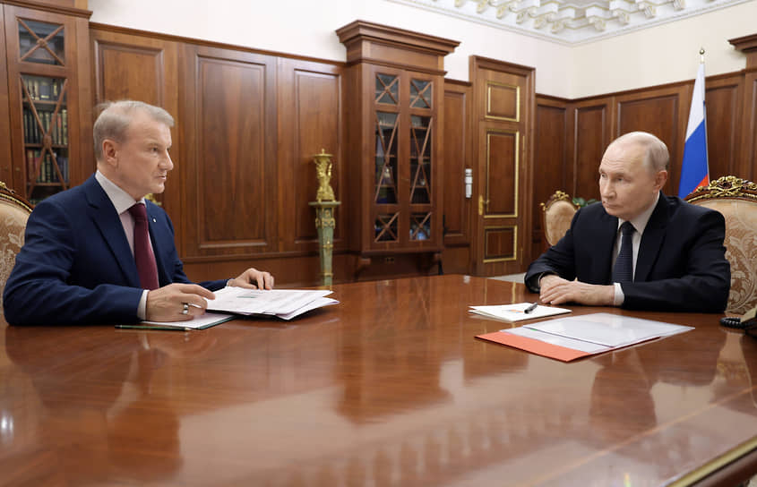 Глава Сбербанка Герман Греф (слева) и президент России Владимир Путин