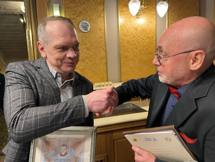 Лауреат премии в номинации проза Александр Киров (слева) и лауреат прошлого года в номинации проза Владимир Лидский