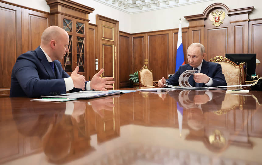 Президент России Владимир Путин (справа) и губернатор Калининградской области Алексей Беспрозванных 