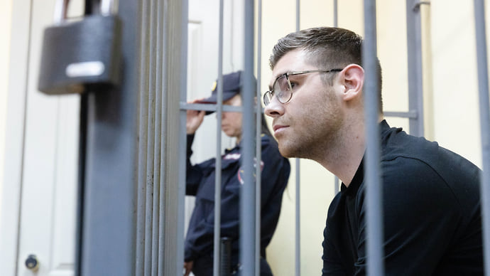 Редактор Ura.ru Аллаяров признал вину в даче взятки дяде-полицейскому