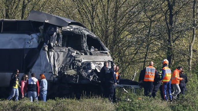 Более 20 человек пострадали при столкновении поезда и грузовика во Франции