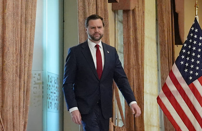 Вице-президент США Вэнс на пресс-конференции после завершения переговоров с иранскими представителями (Исламабад, Пакистан)
