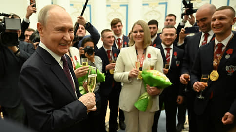 Путин выпил безалкогольного шампанского с боксерами после вручения госнаград