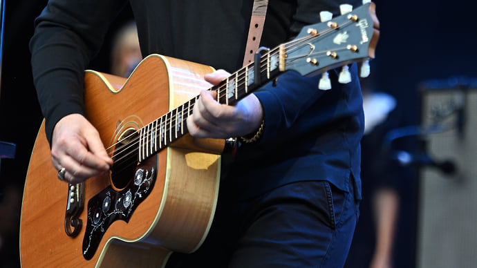 Гитару основателя Oasis из клипа на песню Wonderwall продали на аукционе