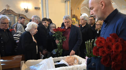 В Москве простились с телеведущим Владимиром Молчановым