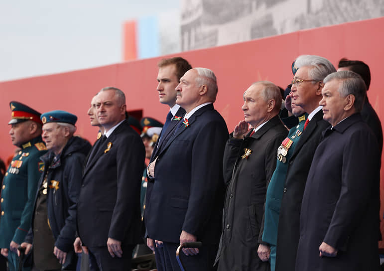 Справа налево: президент Узбекистана Шавкат Мирзиеев, президент Казахстана Касым-Жомарт Токаев, президент России Владимир Путин, президент Белоруссии Александр Лукашенко с сыном Николаем и президент Абхазии Бадра Гунба 