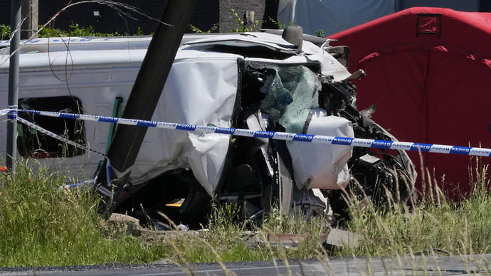 При столкновении поезда со школьным автобусом в Бельгии погибли четыре человека