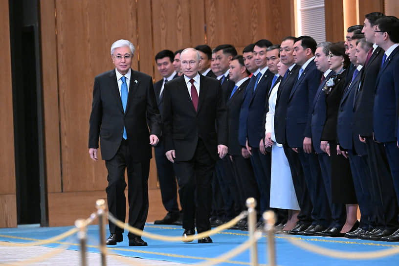 Президенти Касим-Жомарт Токаєв та Володимир Путін перед початком переговорів у розширеному складі