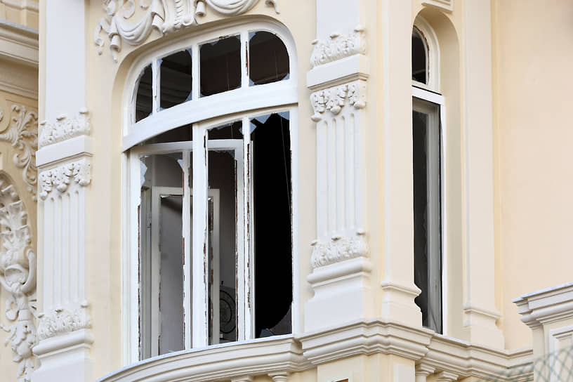 Поврежденное в результате взрыва окно 