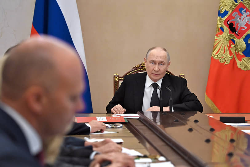 Президент России Владимир Путин на совещании с членами Совбеза 