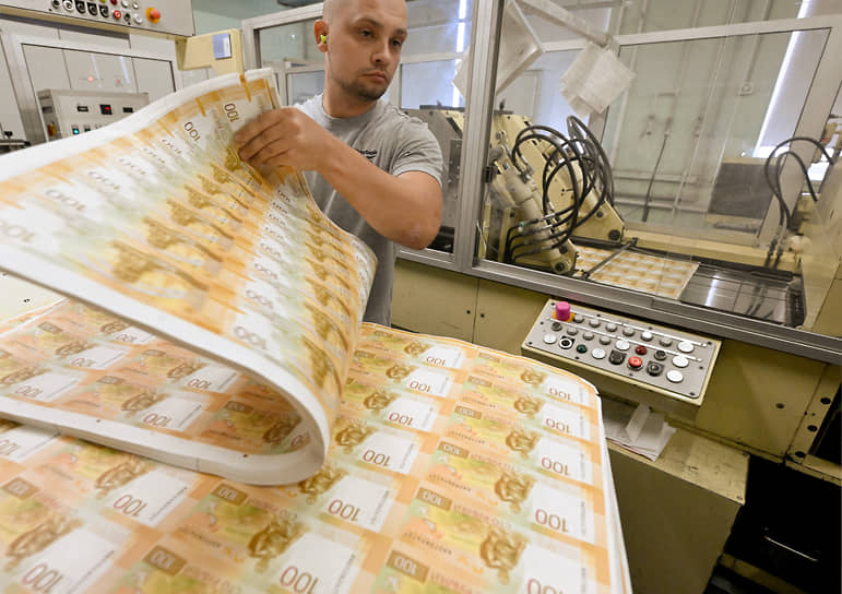 Банк России ввел в обращение обновленную 100-рублевую купюру Банк России ввел в обращение обновленную 100-рублевую купюру