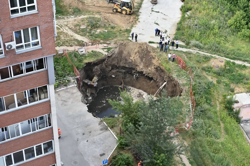 Обрушение грунта в районе многоквартирного жилого дома номер 10 по ул. Горский микрорайон, Новосибирск