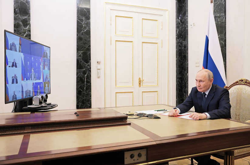 Президент России Владимир Путин на совещании с членами Совета безопасности РФ