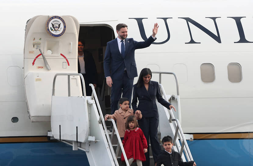 Вице-президент США Джей Ди Вэнс с супруой Ушей Вэнс и детьми Мирабель, Эваном и Вивеком в Ереване, Армения, февраль 2026 года
