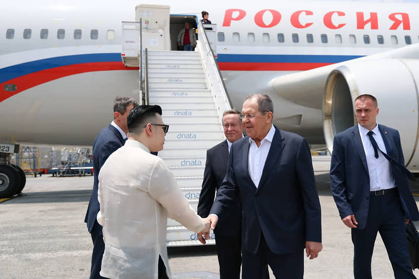 Глава МИД РФ Сергей Лавров (в центре) по прибытии на Филиппины