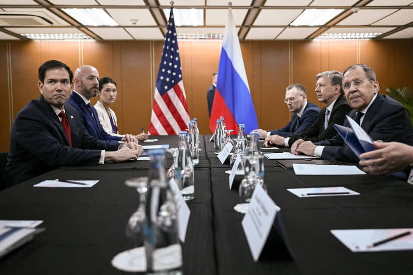 Встреча в Маниле между госсекретарем США Марко Рубио (слева спереди) и главой МИД России Сергеем Лавровым (справа спереди)