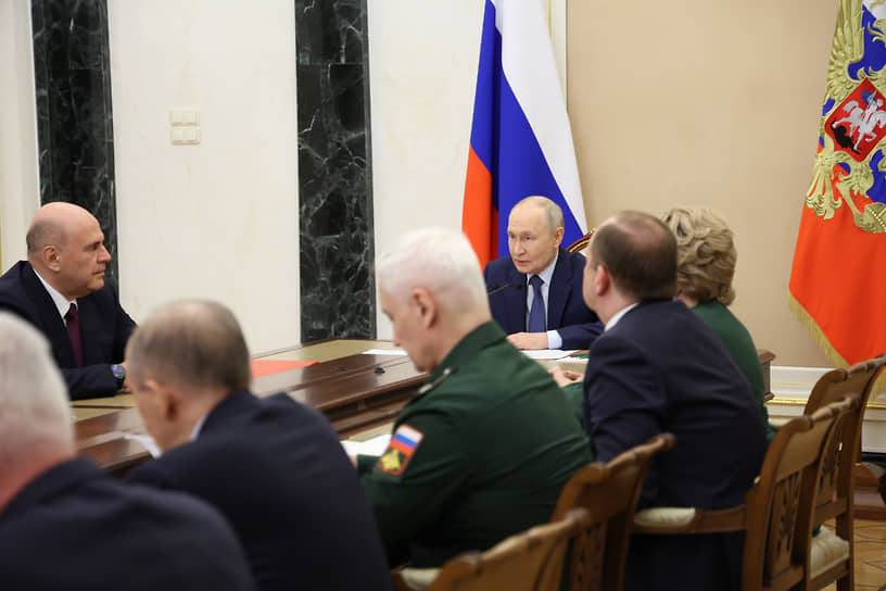 Президент России Владимир Путин (третий справа) и председатель правительства России Михаил Мишустин (слева) на заседании Совета безопасности
