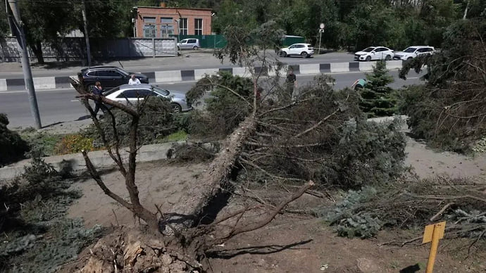 Более 100 домов повреждены во время урагана в Ростовской области
