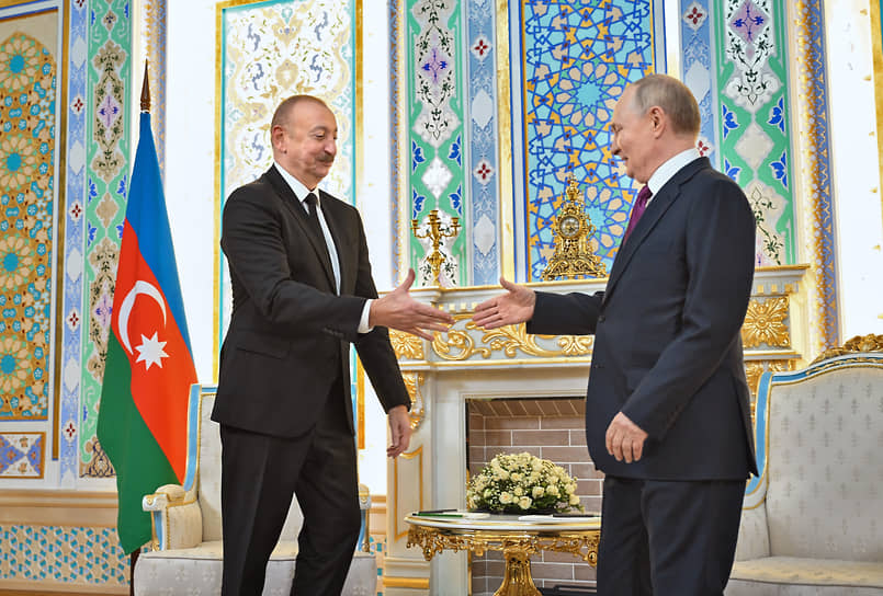 Президент Азербайджана Ильхам Алиев (слева) и президент России Владимир Путин