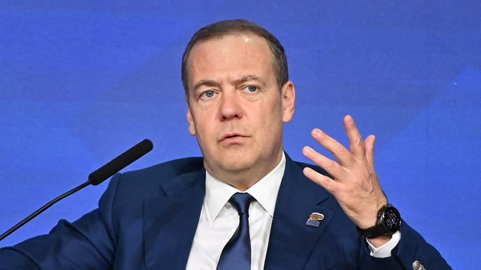 Медведев: 200 тыс. человек заключили контракт с Минобороны за первое полугодие