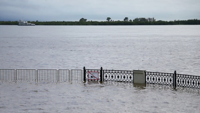 Река Амур начала затапливать Хабаровск из-за подъема воды